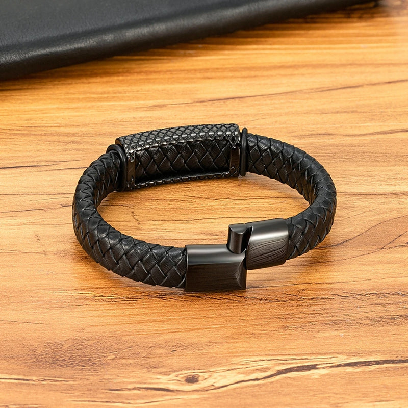 Pulseira masculina de couro com detalhe em metal em fecho magnético