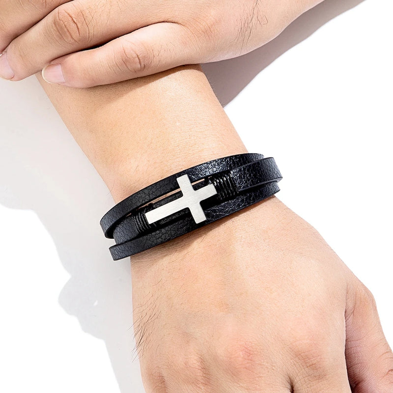 Pulseira masculina de couro com detalhe em cruz com fecho magnético