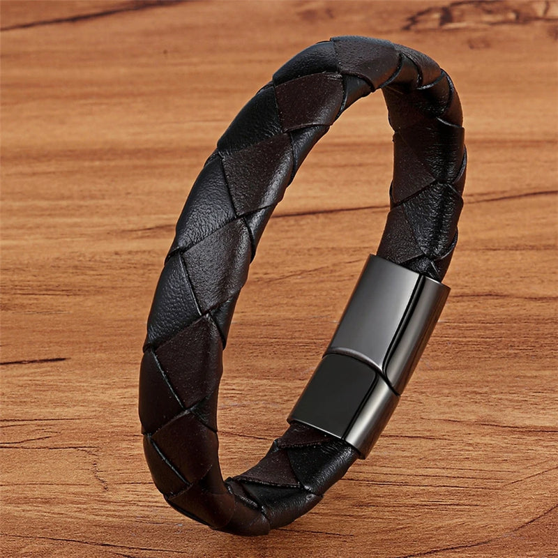 Pulseira masculina de couro trançado com fecho magnético