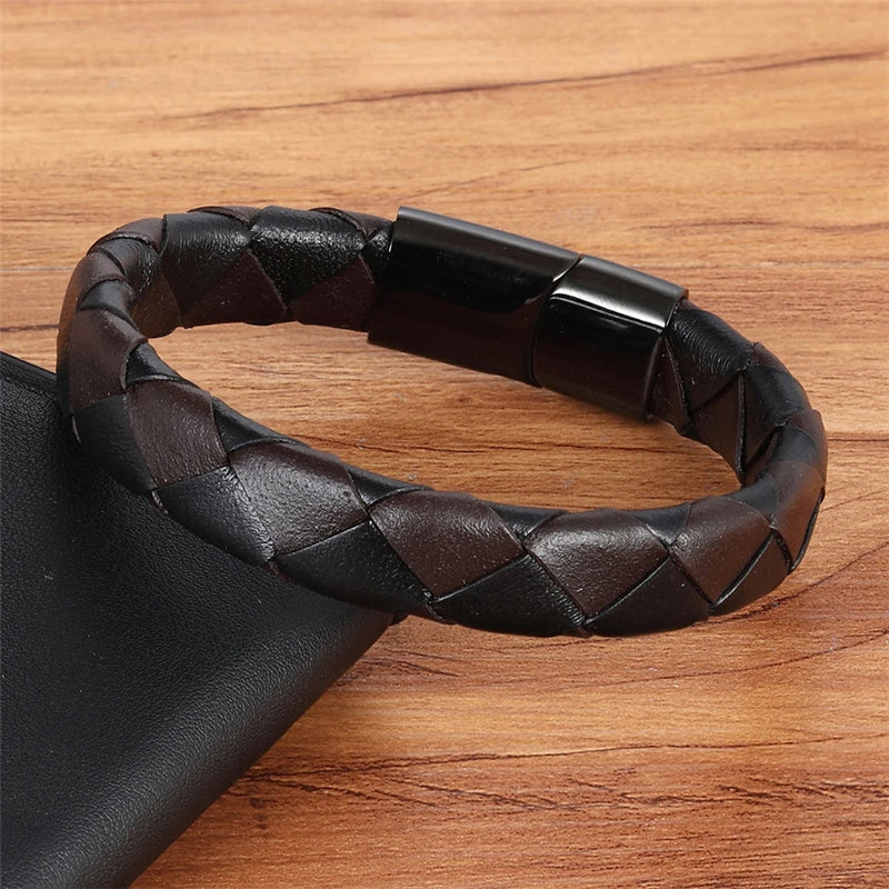 Pulseira masculina de couro trançado com fecho magnético