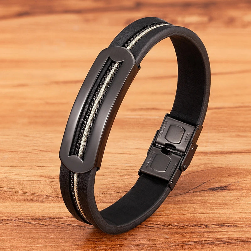 Pulseira masculina em couro com detalhes em metal com fecho seguro