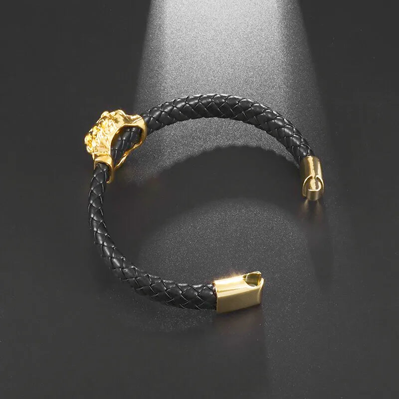 Pulseira masculina Lion em couro com detalhes em aço com fecho magnético