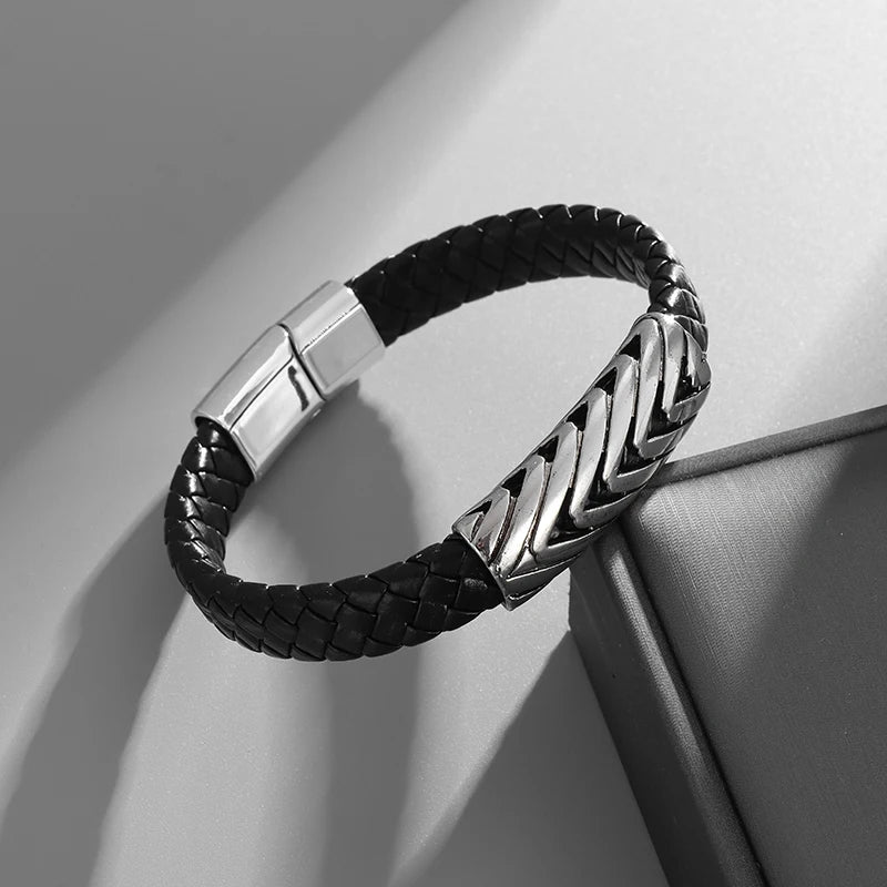 Pulseira masculina buckle em couro com detalhes em aço e fecho magnético