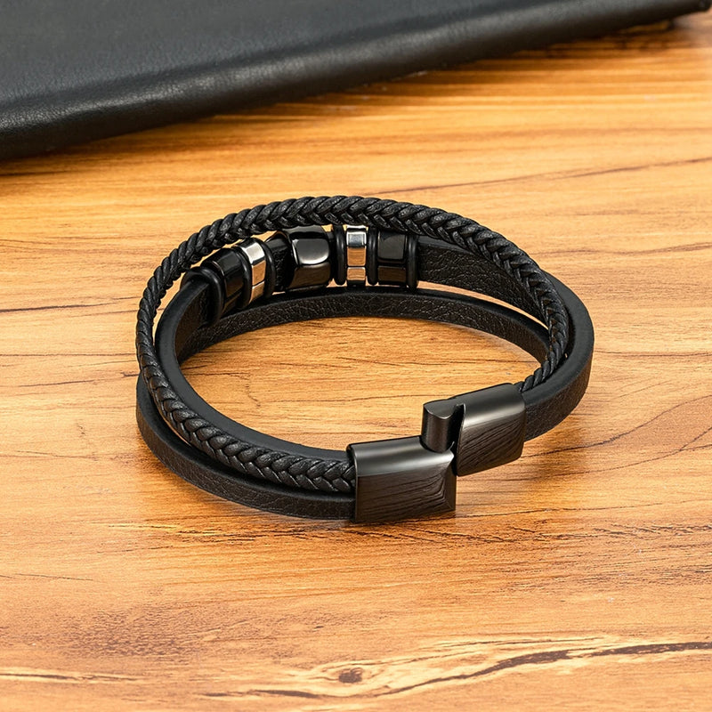 Pulseira Masculina Lion em couro com detalhes em aço e fecho magnético