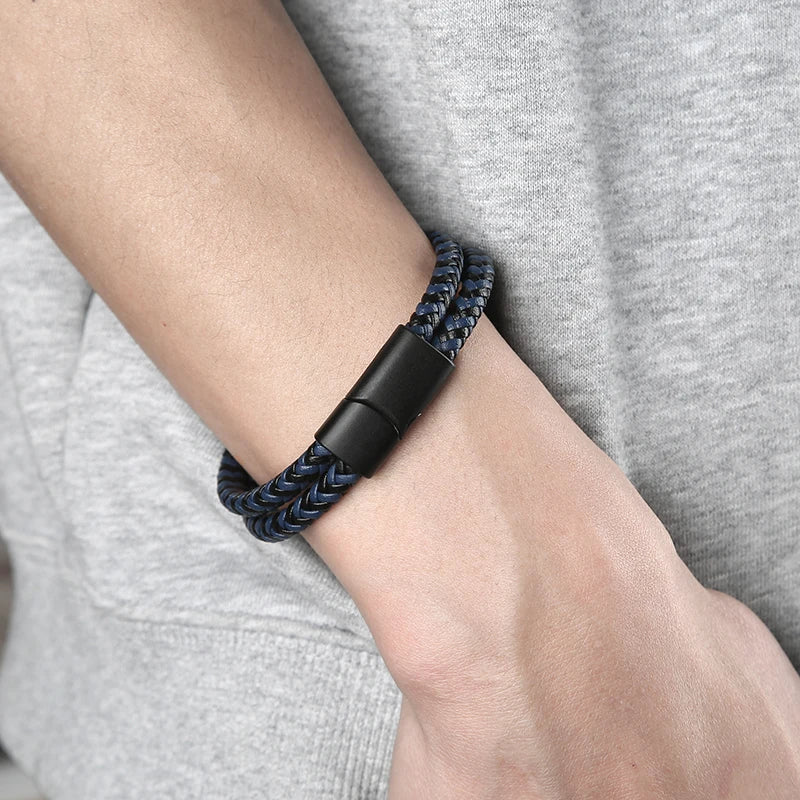 Pulseira masculina de couro trançado com fecho magnético